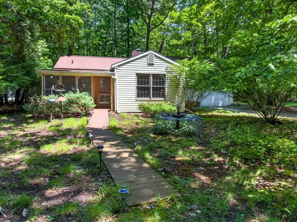 7110 Horseshoe Dr, Three Oaks, MI 49128