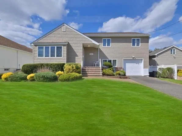 2071 Beverly Way, Merrick, NY 11566