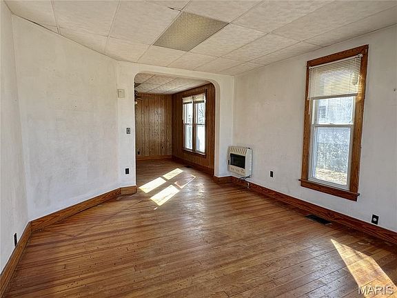 2nd image of 114 E Rowe St