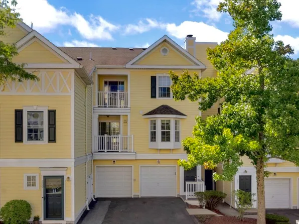 208 Gazebo Cir, Reading, MA 01867
