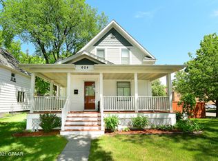 604 N 6th St, Grand Forks, ND 58203