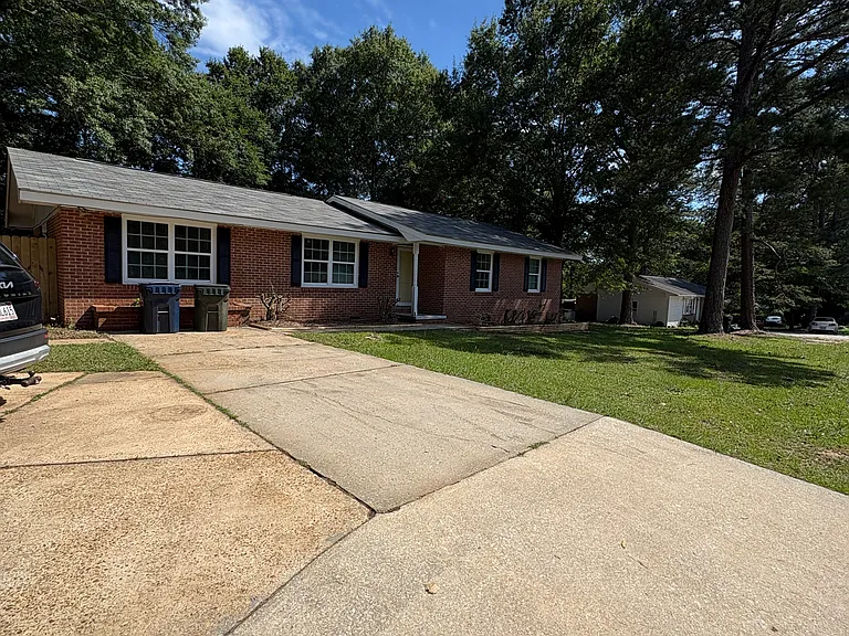 560 E University Dr — Photo 1