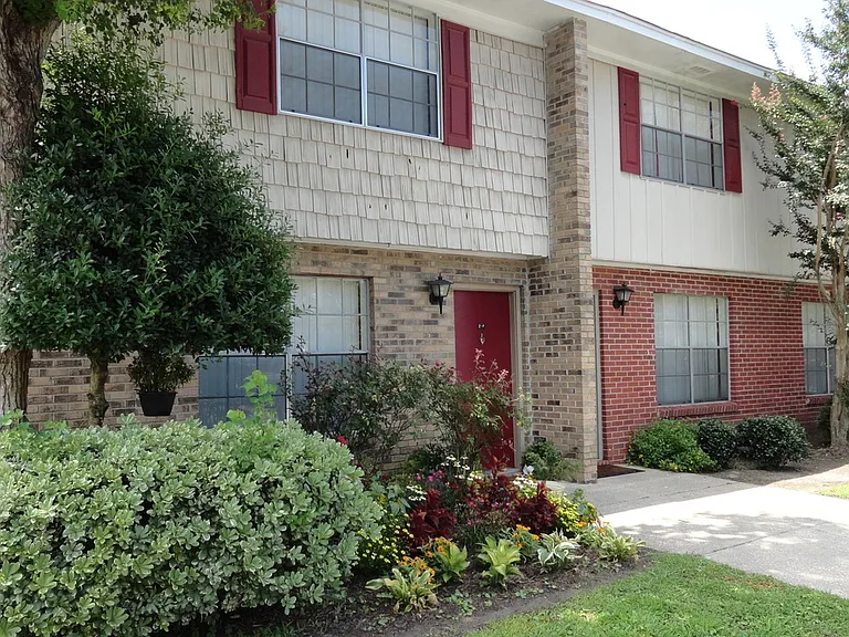 Townhouse Village — Photo 3