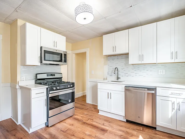 39 Perry St #3 — Photo 1