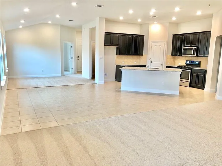 1108 Laceflower Ln — Photo 3