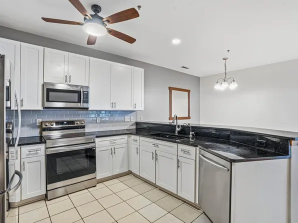 2412 Fox River PARKWAY #H, Waukesha, WI 53189
