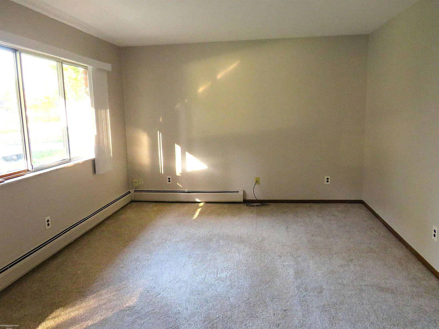 2 bed, 1.0 bath, 918 sqft, $1,250 — Photo 3