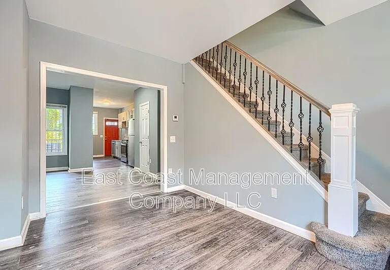 2408 Llewelyn Ave — Photo 3