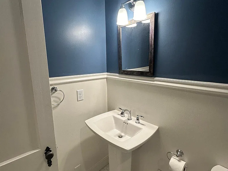 118 W 6th St #10 — Photo 5