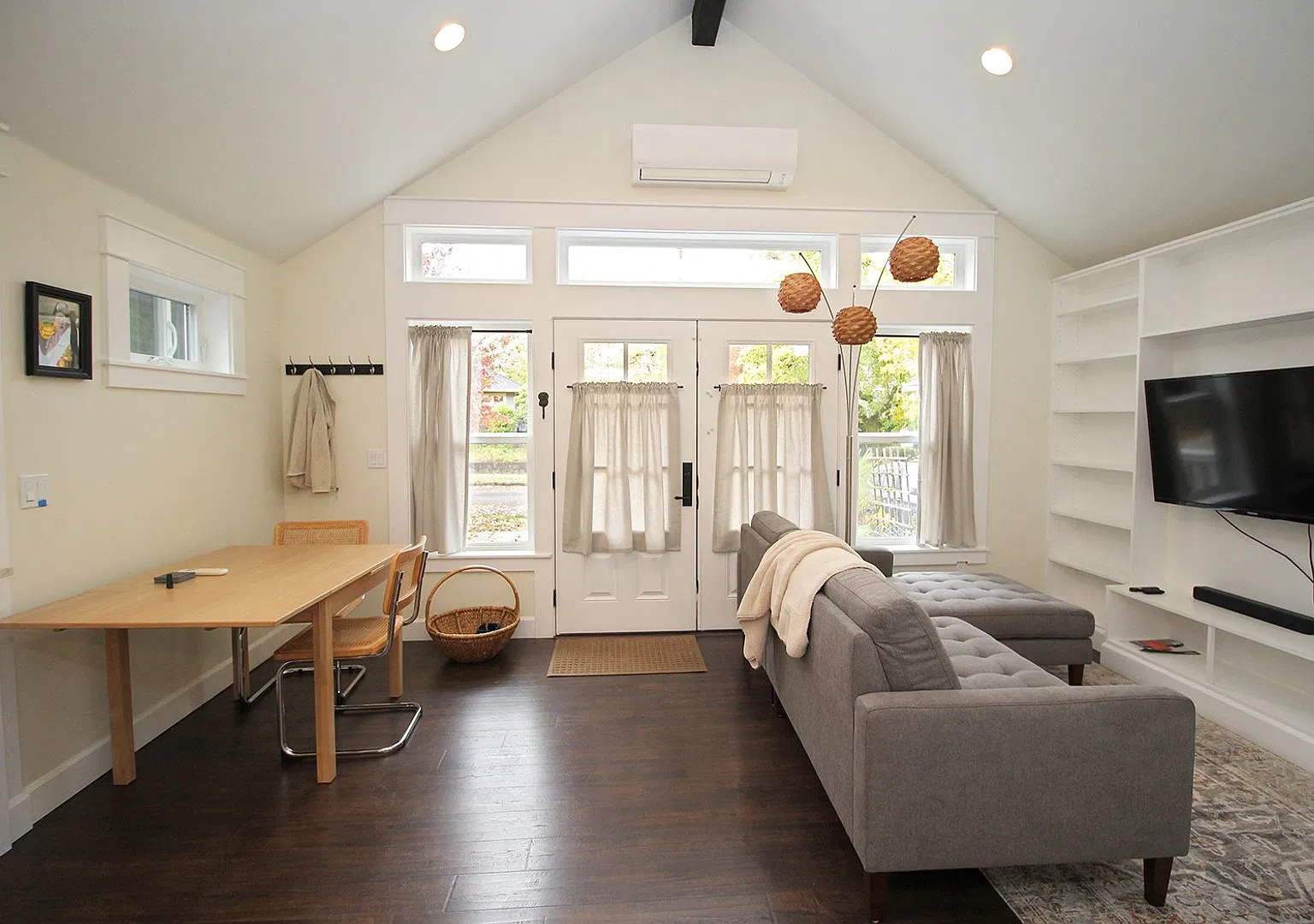 Fully Furnished Spacious Adu Located In The Heart Of Portland's Historic Laurelhurst Neighborhood! — Photo 3