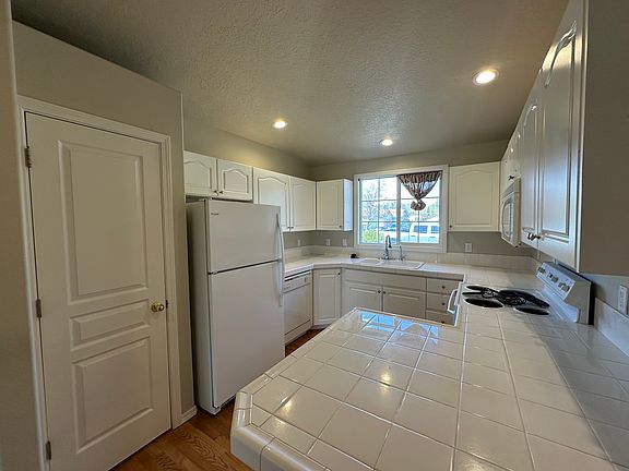 3rd image of 782 S Coral Pl