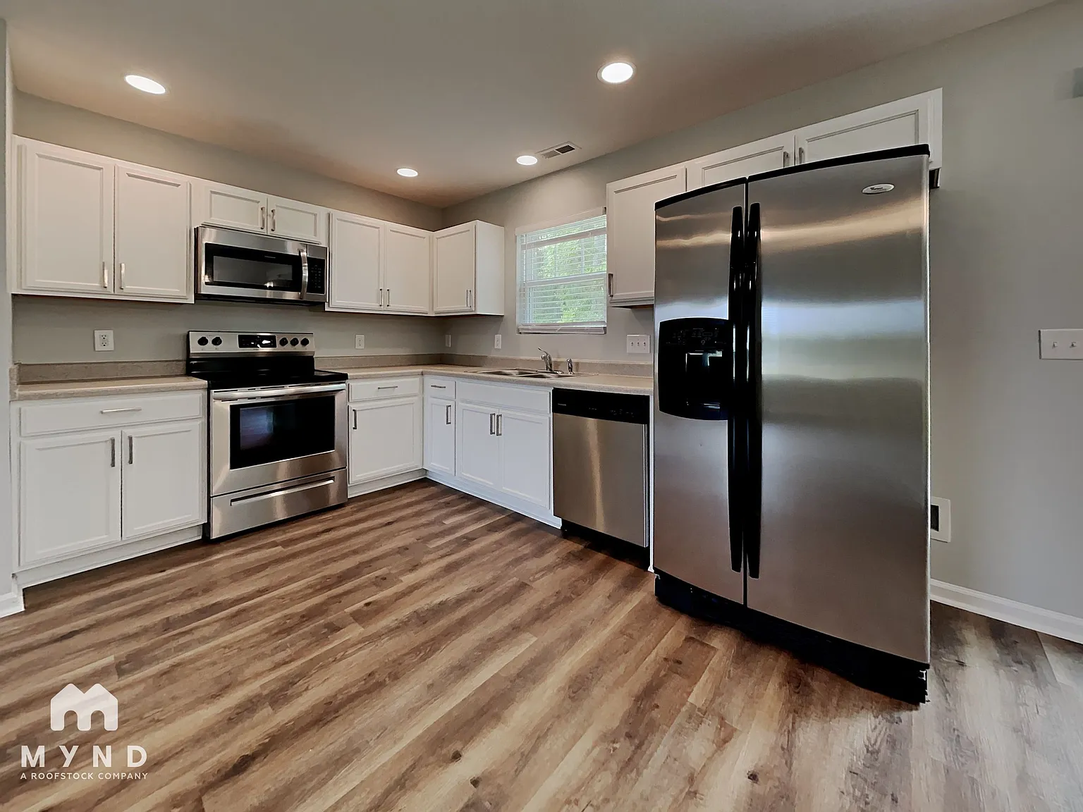 3 bed, 2.0 bath, 1300 sqft, $1,725 — Photo 3
