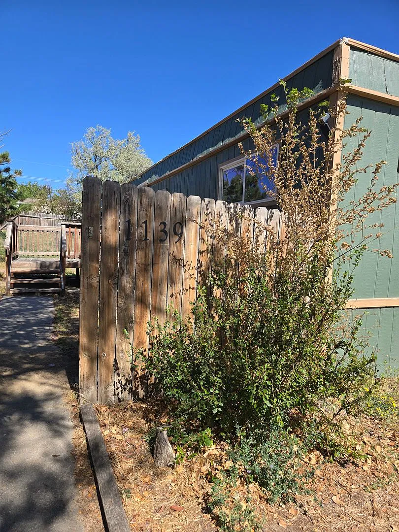 Older Mobile Home, Quiet Neighborhood, Fenced Lot — Photo 2
