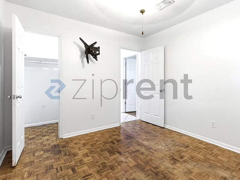 918 E Montclair Rd — Photo 8