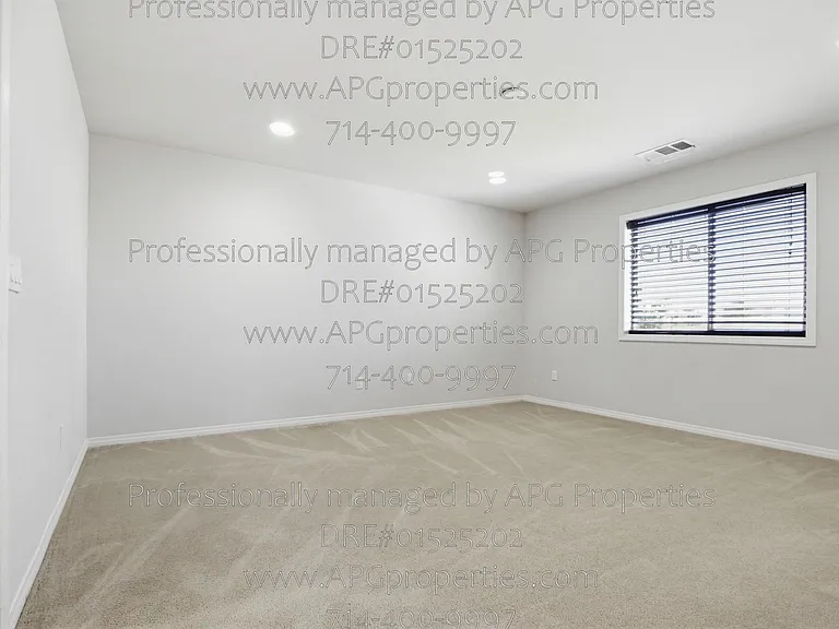 139 Thompson Ave — Photo 29