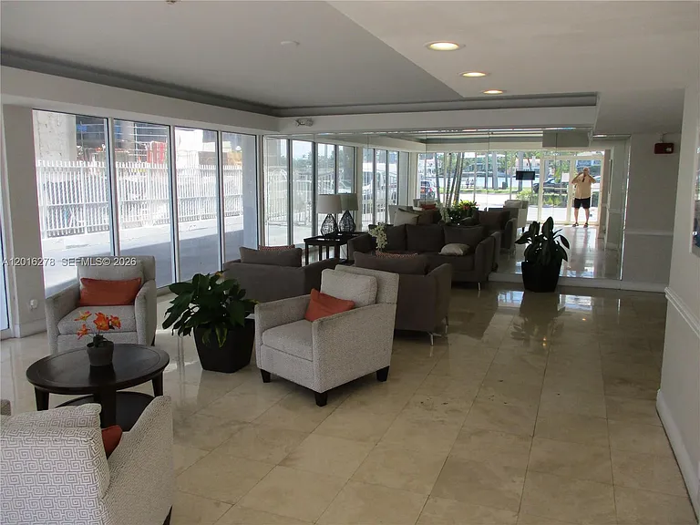 5313 Collins Ave #1111 — Photo 2