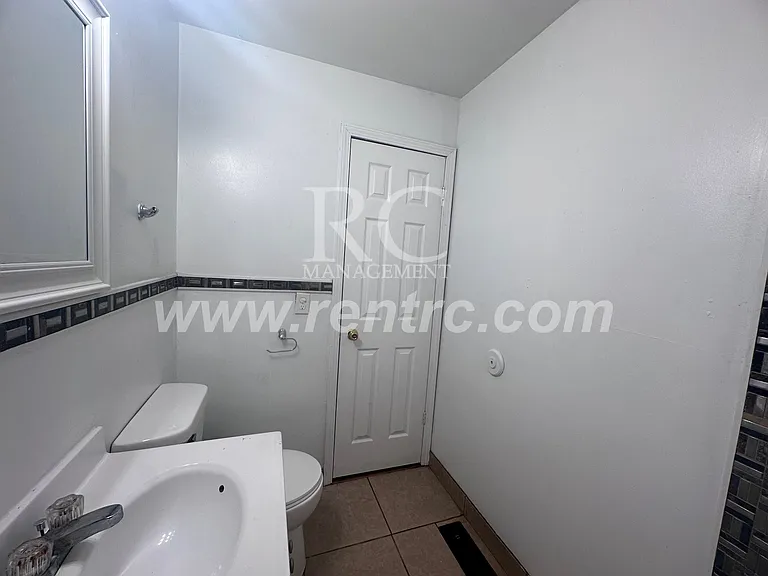 212 Logan St — Photo 4