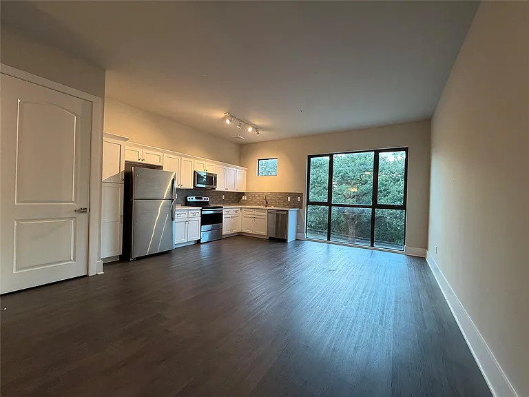 2727 Houston Ave #202 — Photo 3