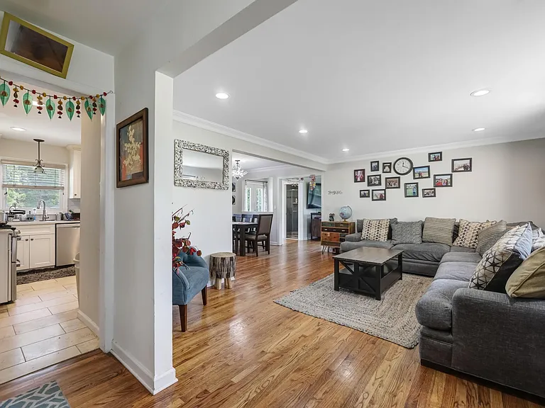122 Village Cir W — Photo 3