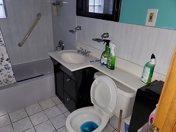 5th image of 2219 N Nagle Ave