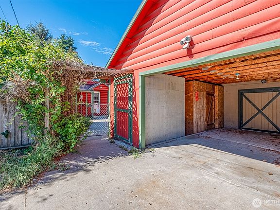4th image of 210 Prospect St