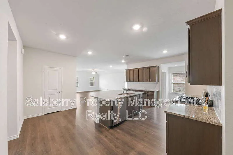 Building Photo - 503 Willow View Way