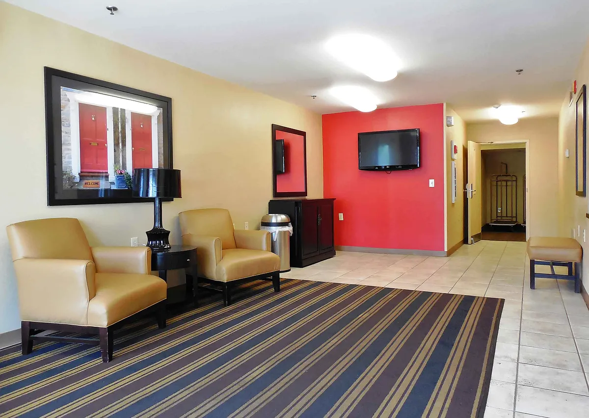 Lobby and Guest Check-in - Charleston - Northwoods Blvd.