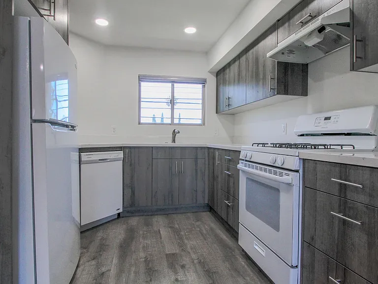 115 W Cypress St — Photo 3