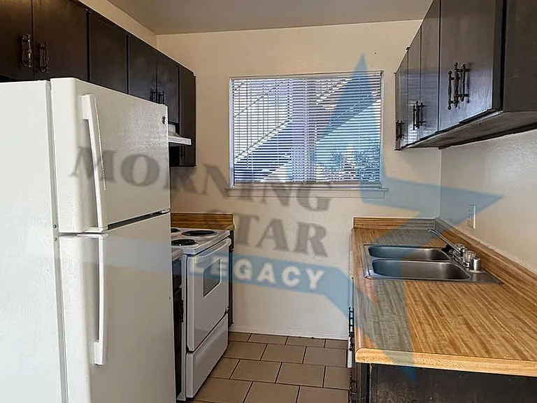 Puerta Del Sol Apartments — Photo 2