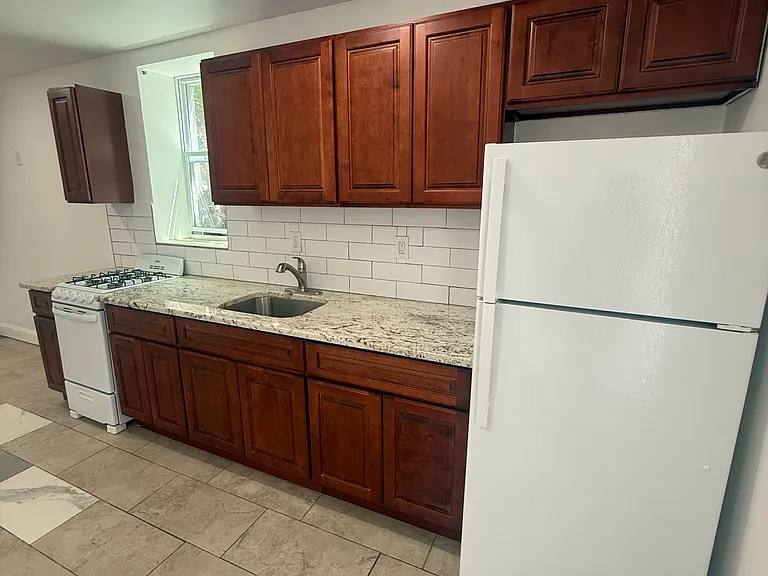 196 Murray Ave #2 — Photo 2