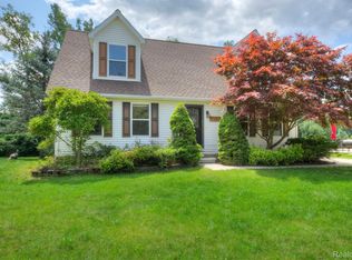883 Barren Oaks Dr, Pontiac, MI 48341