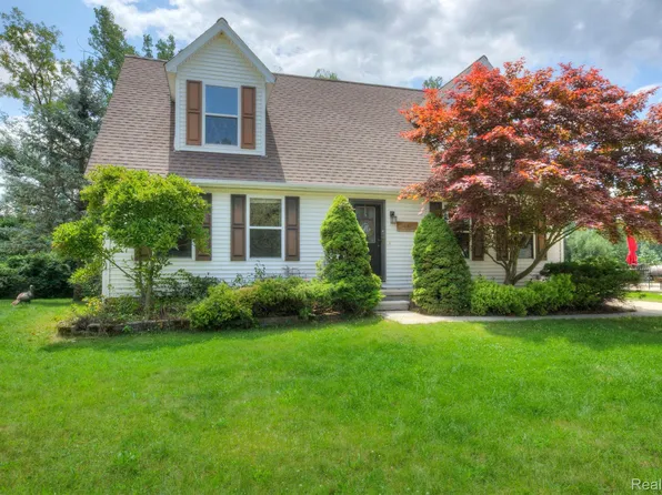 883 Barren Oaks Dr, Pontiac, MI 48341