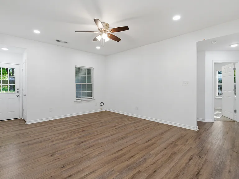 521 E Sears St — Photo 24