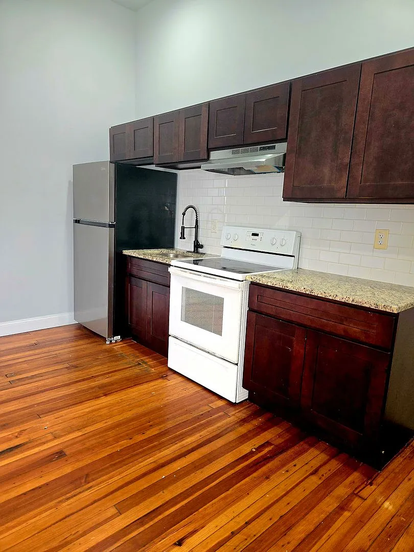 Remodeled 1 and 2 bedrooms — Photo 1