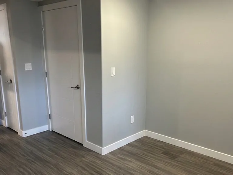 420 Hilliard St W — Photo 3
