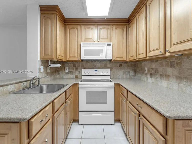 10832 N Kendall Dr #U1 — Photo 8