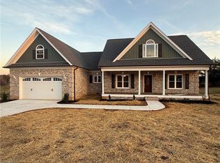 1622 Country Club Rd, Yadkinville, NC 27055