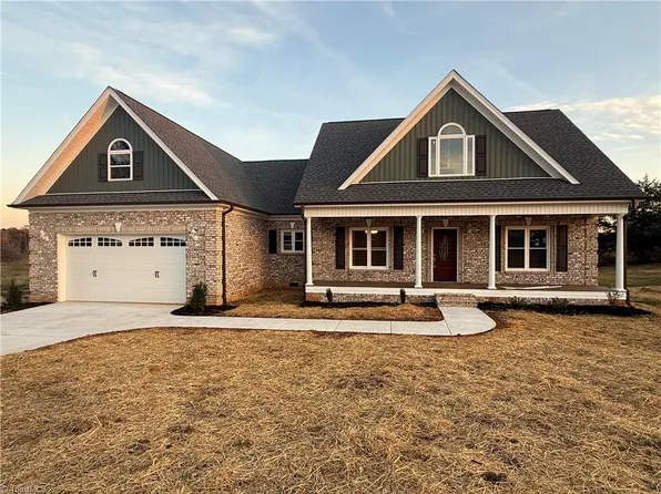 1622 Country Club Rd, Yadkinville, NC 27055
