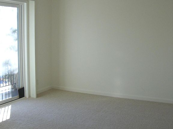 4th image of 20327 Saticoy St Unit 316