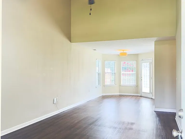 138 Hamilton Dr — Photo 2