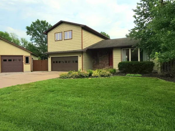 1001 Meadowlark Dr, Carterville, IL 62918