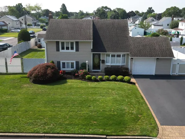 60 Roosevelt Street, Islip Terrace, NY 11752