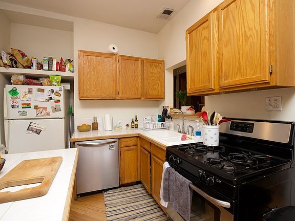 4th image of 1026 W Dakin St Unit 3