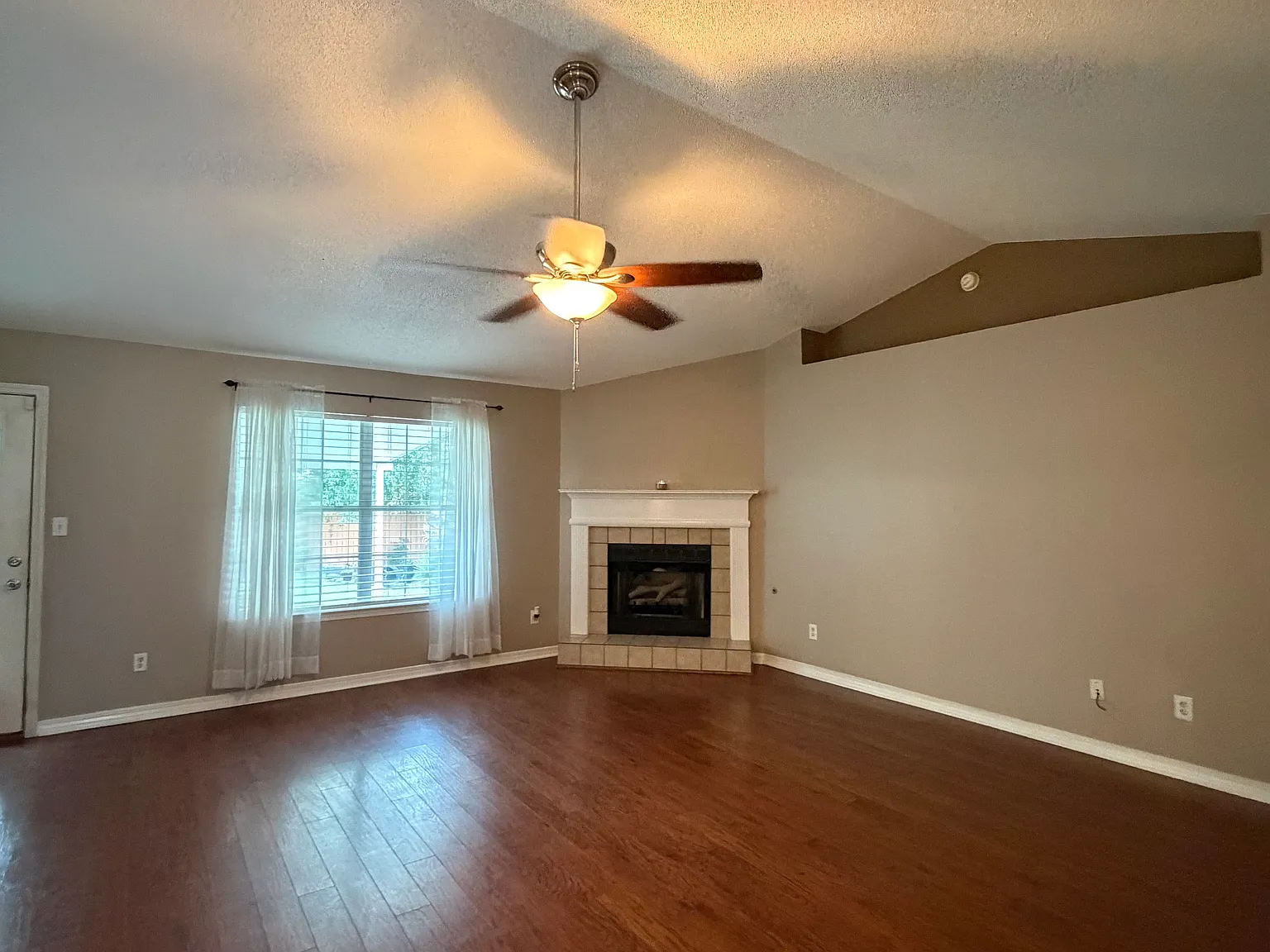 3 bed, 2162 sqft, $2,050 — Photo 2