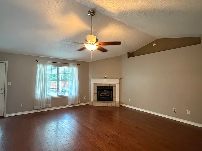 8540 Sterling Dr — Photo 2