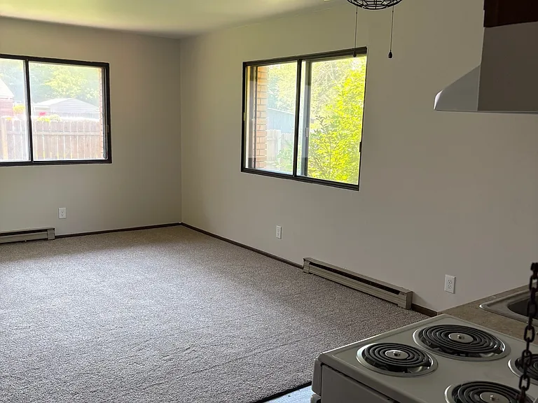1102 Brookside Dr — Photo 3