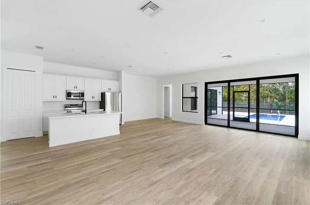 4 bed, 3.0 bath, 2200 sqft, $5,500 — Photo 2