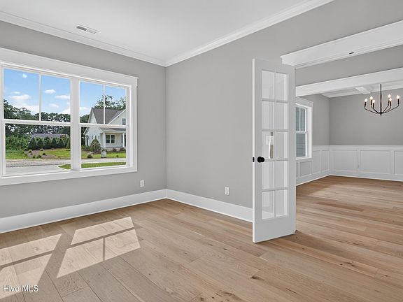 5th image of 323 Grayhawk Circle