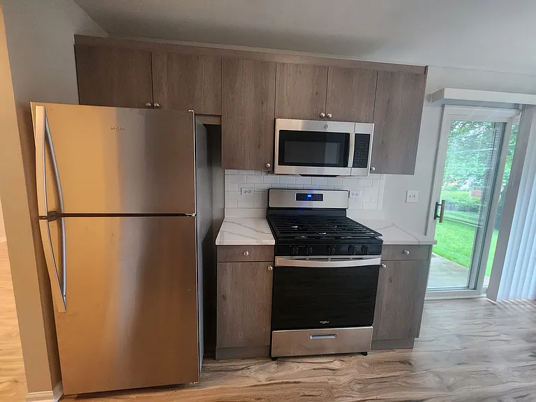 221 Norfolk Ct — Photo 6