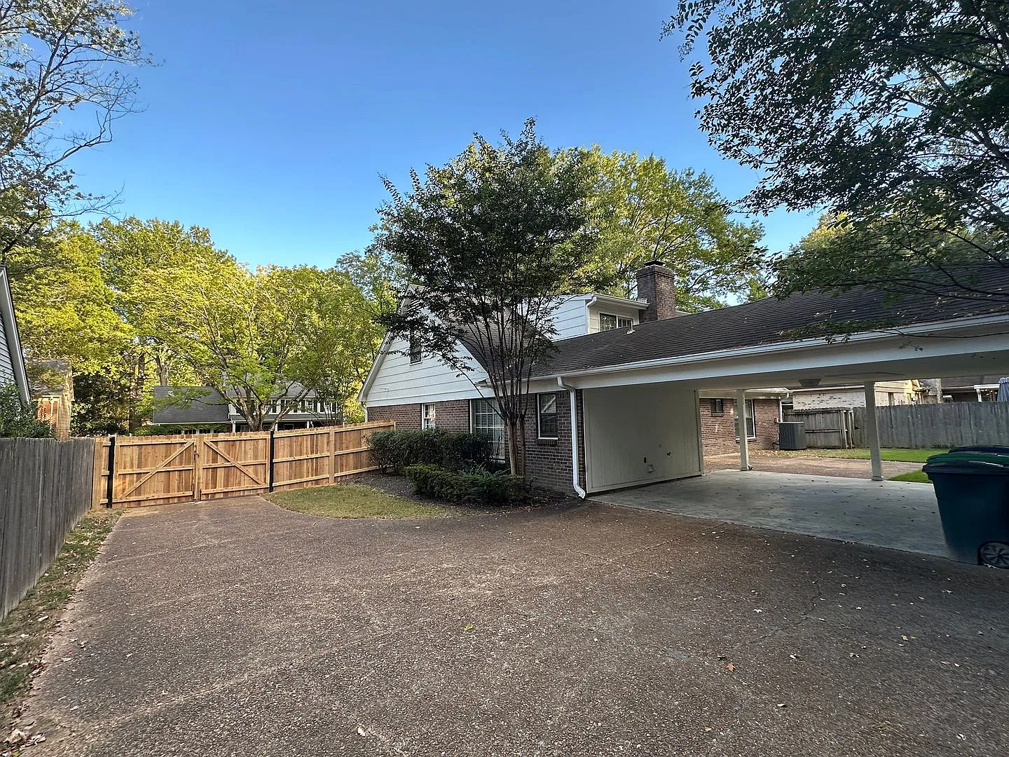 Spacious Germantown home! Fully Fenced! Walking distance to Farmington Elementary. Small pets are... — Photo 4